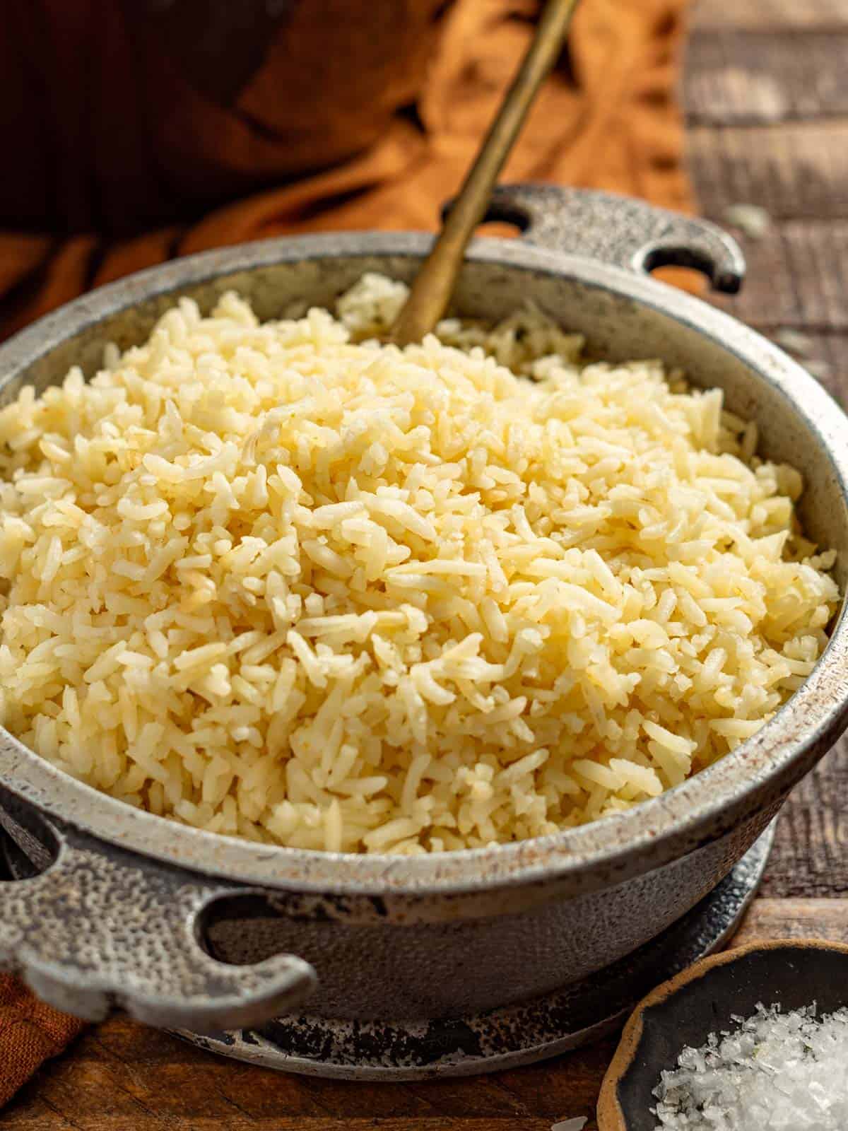 https://laurenfromscratch.com/wp-content/uploads/2023/12/Up-close-white-rice-in-a-serving-bowl.jpg